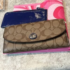 Coach Peyton Signature Wallet it’s very beautiful. It has another wallet on